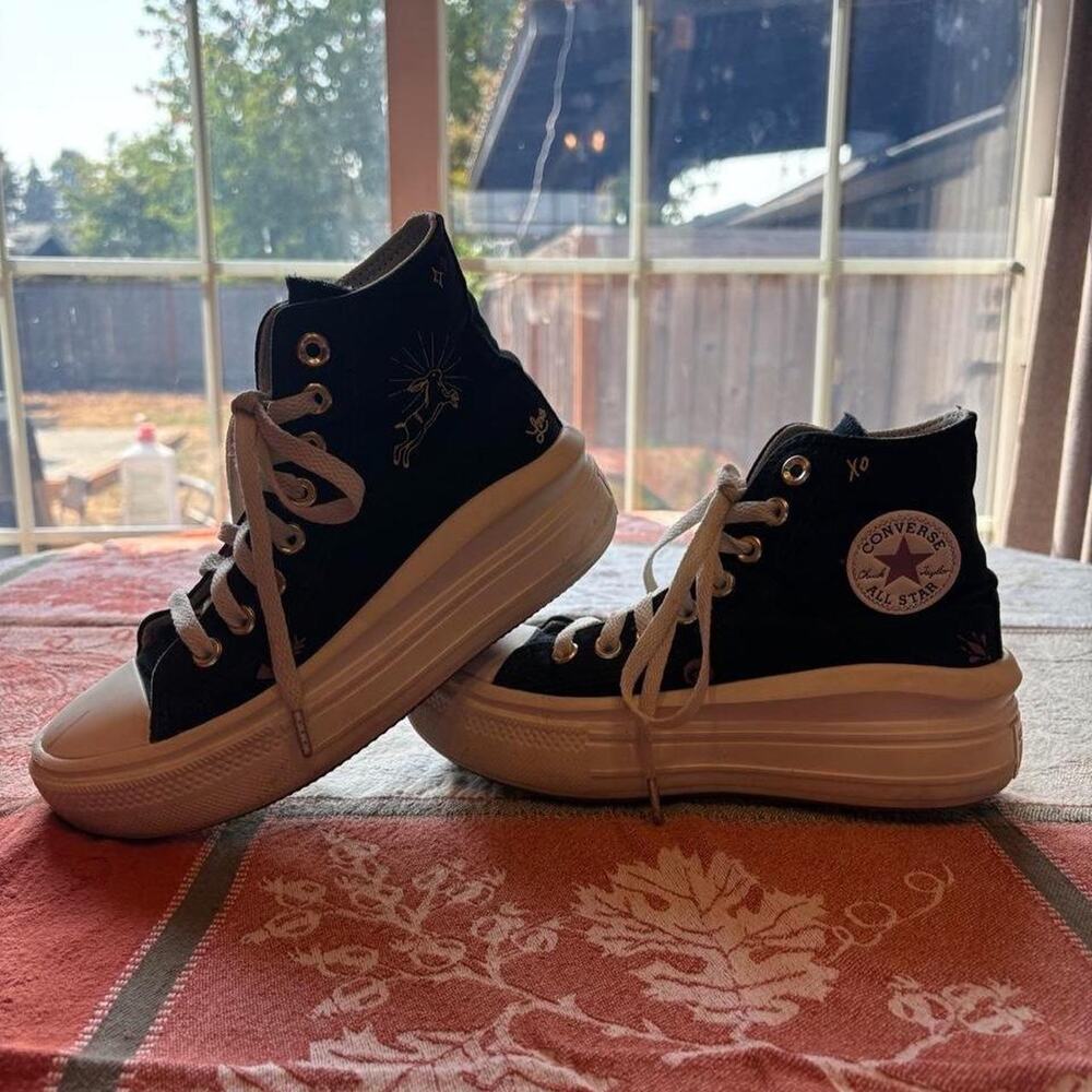 Converse Platform Woman's size 5